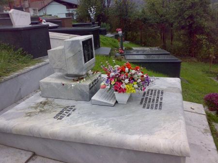 надгробие с компом.jpg