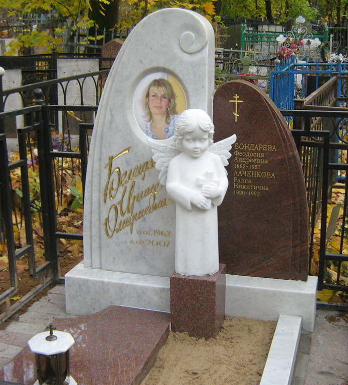 памятник с ангелочком.jpg