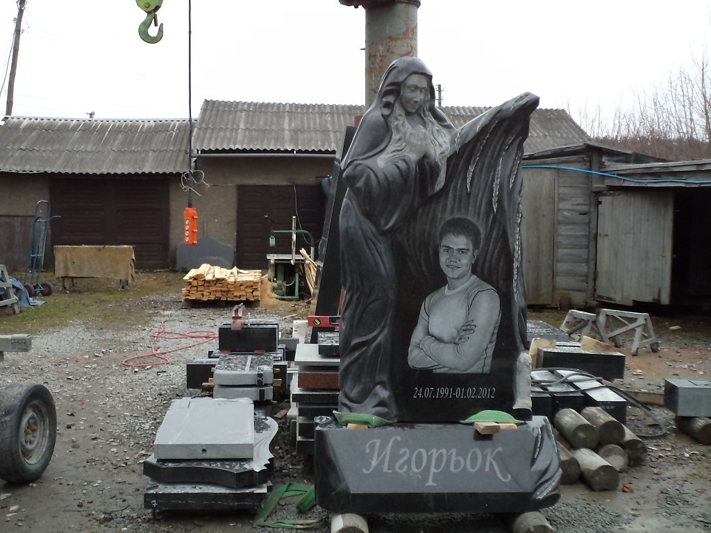 Памятник на одного с святой.jpg