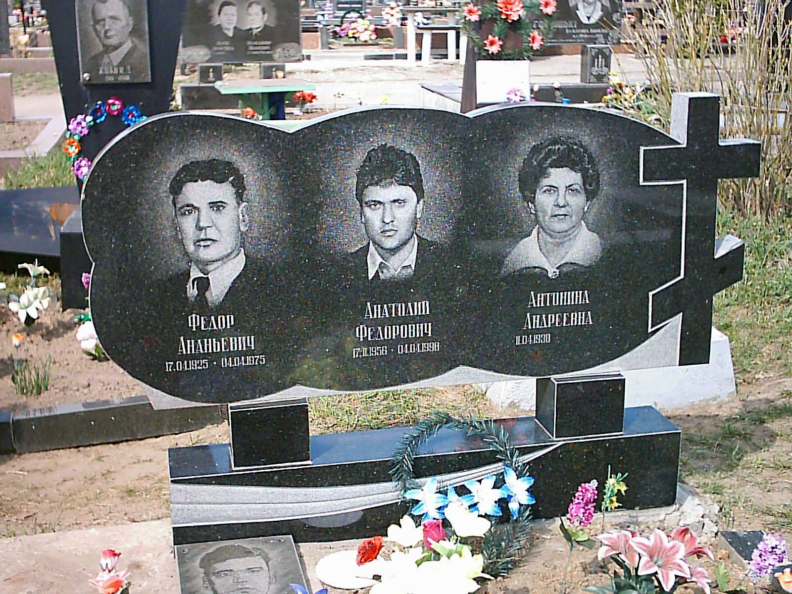 памятник тройной 4.jpg