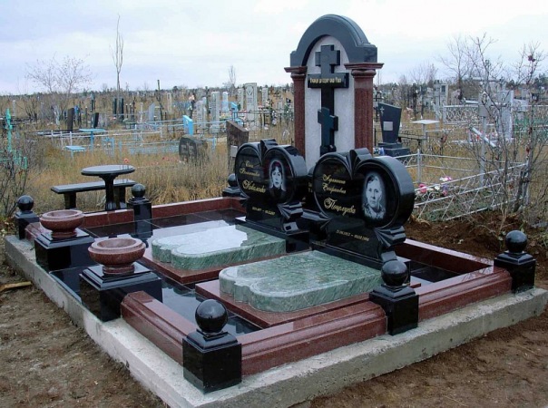 ритуальный комплекс с нескольких гранитов.jpg