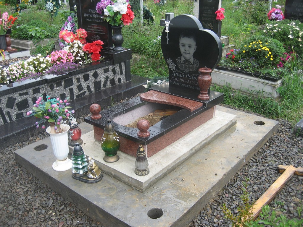 детский памятник мальчику.jpg