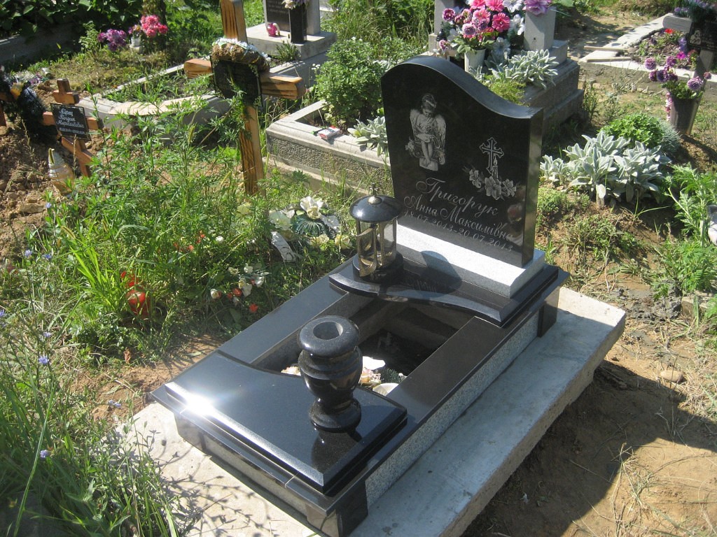 детский памятник с ангелочом.jpg