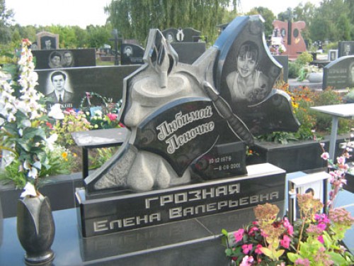 одинарный памятник  с мотыльком.jpg