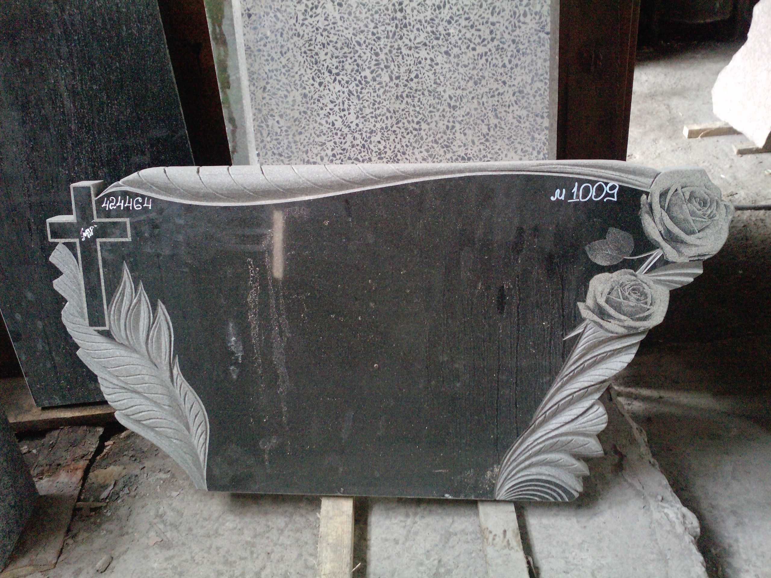 памятник с розами 2.jpg