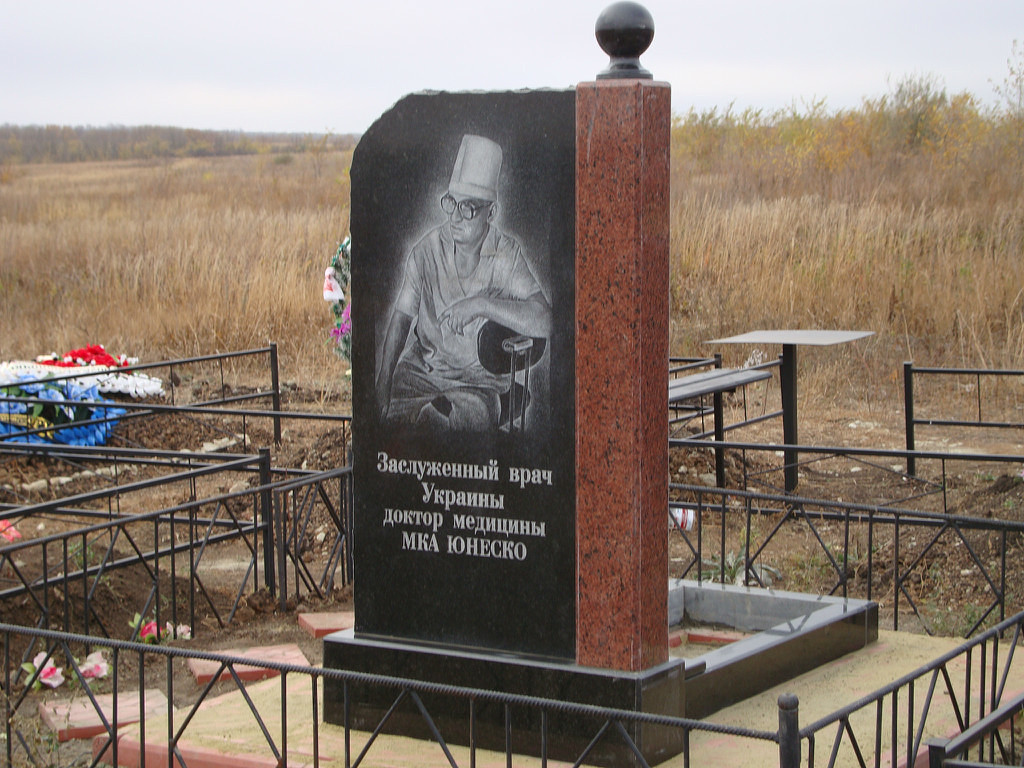 памятник врачу.jpg