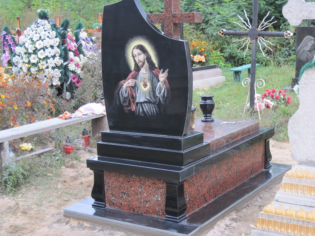 памятник с Иисусом цветной.jpg