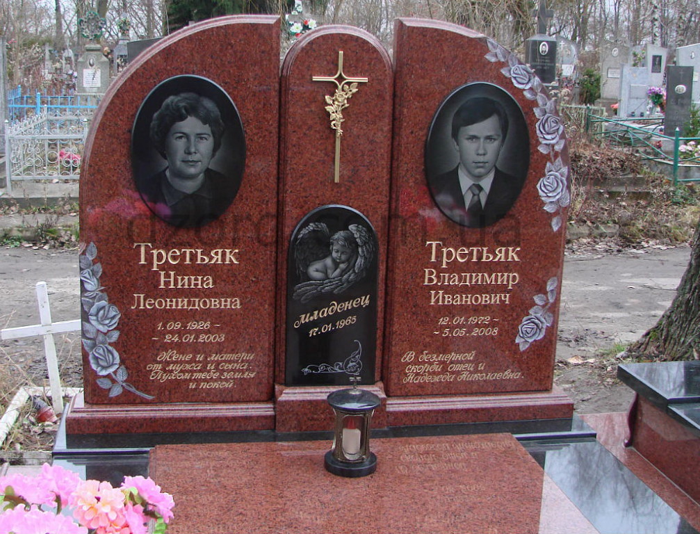 двойной памятник крас ный.jpg