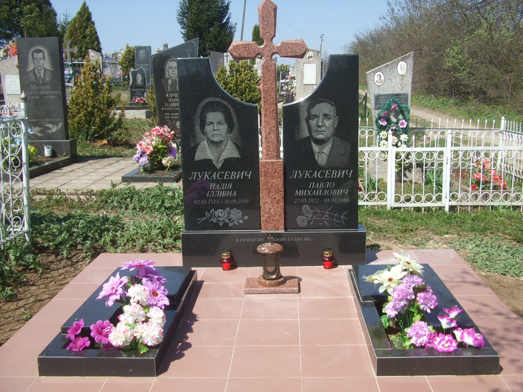 двойной памятник с крестом 1.jpg