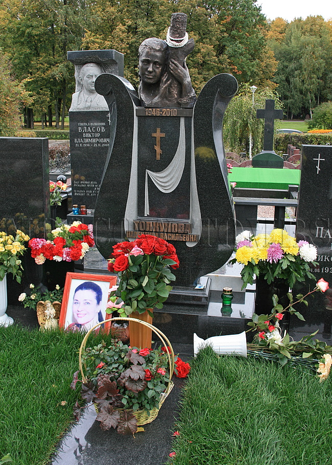 Памятник Валентине Толкуновой.jpg