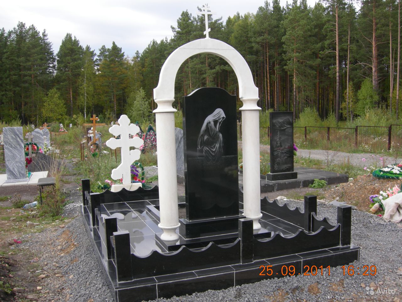 памятник с белыми колонами.jpg