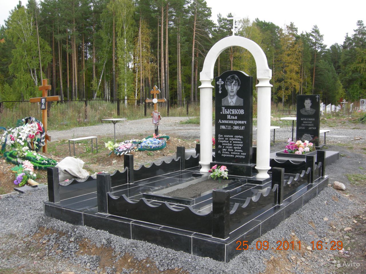памятник с белыми колонами 1.jpg