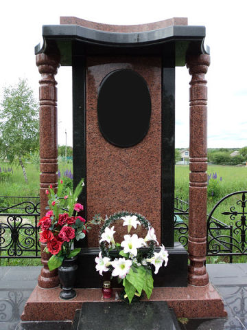 памятник с коллонами.jpg