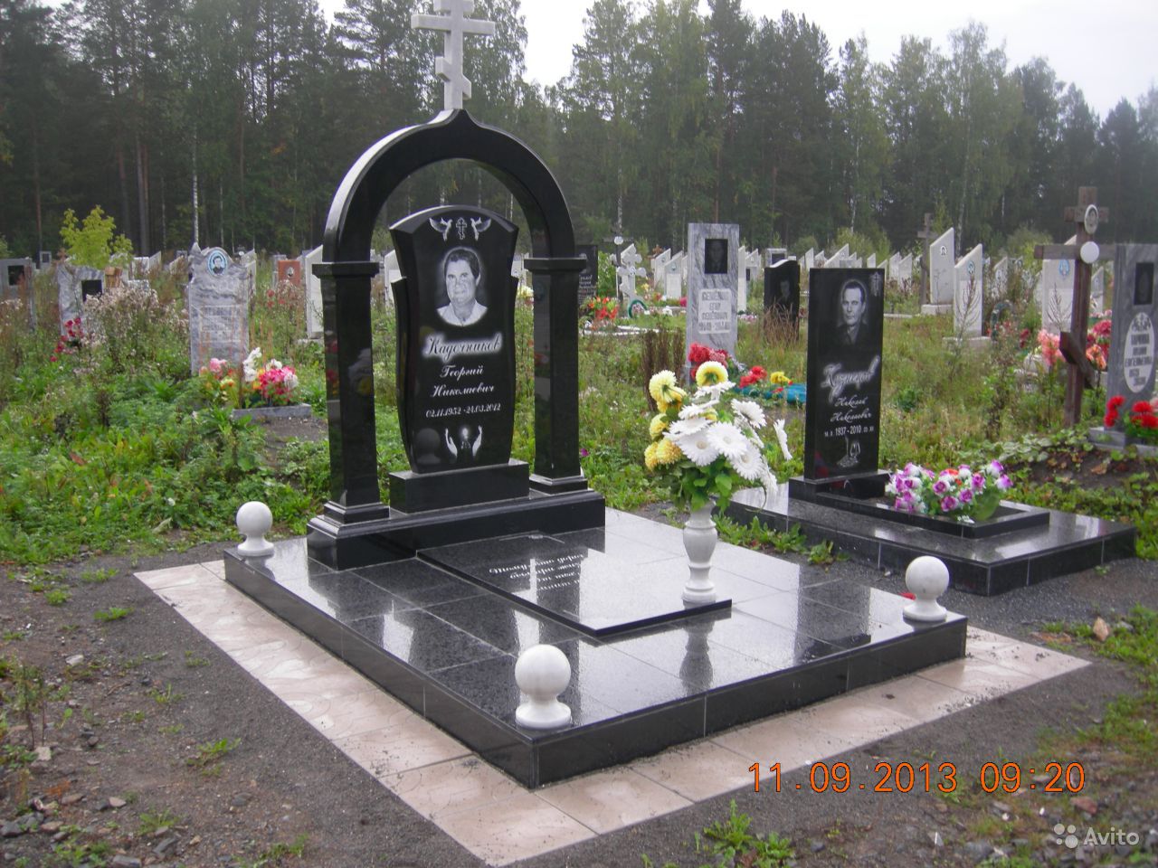 памятник с черными колонами 1.jpg