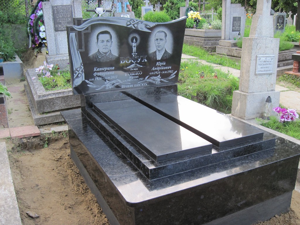 памятник на двух с рушником гравированным.jpg