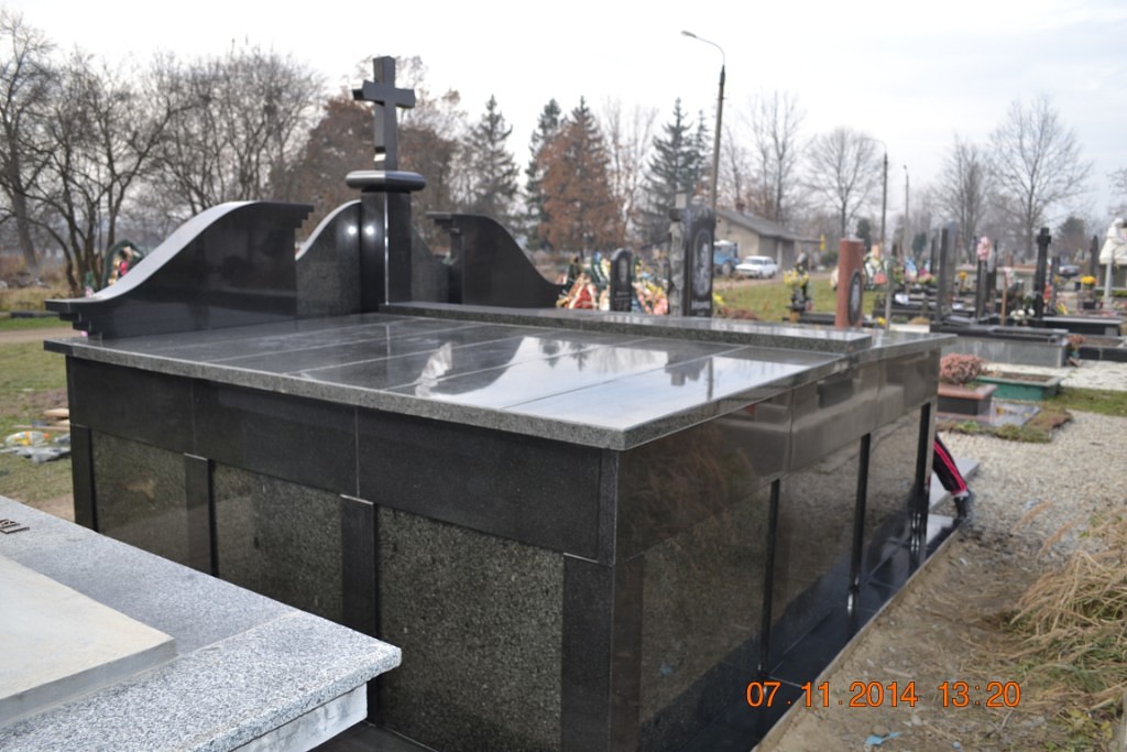 Памятник с рисунками на цоколе.jpg