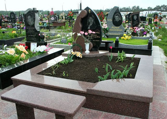 памятник с фигурой.jpg