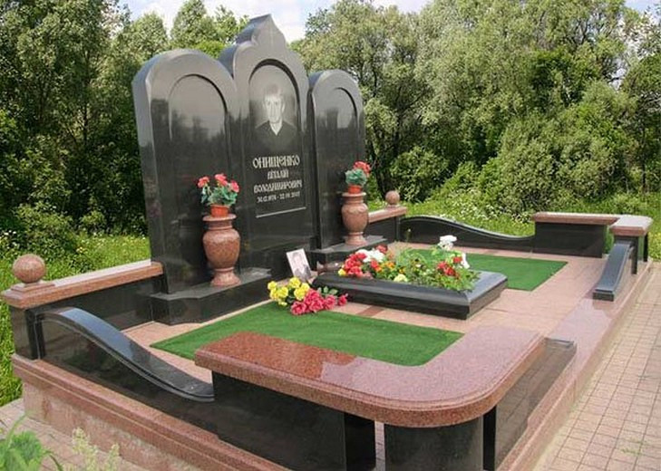 на несколько человек памятник.jpg