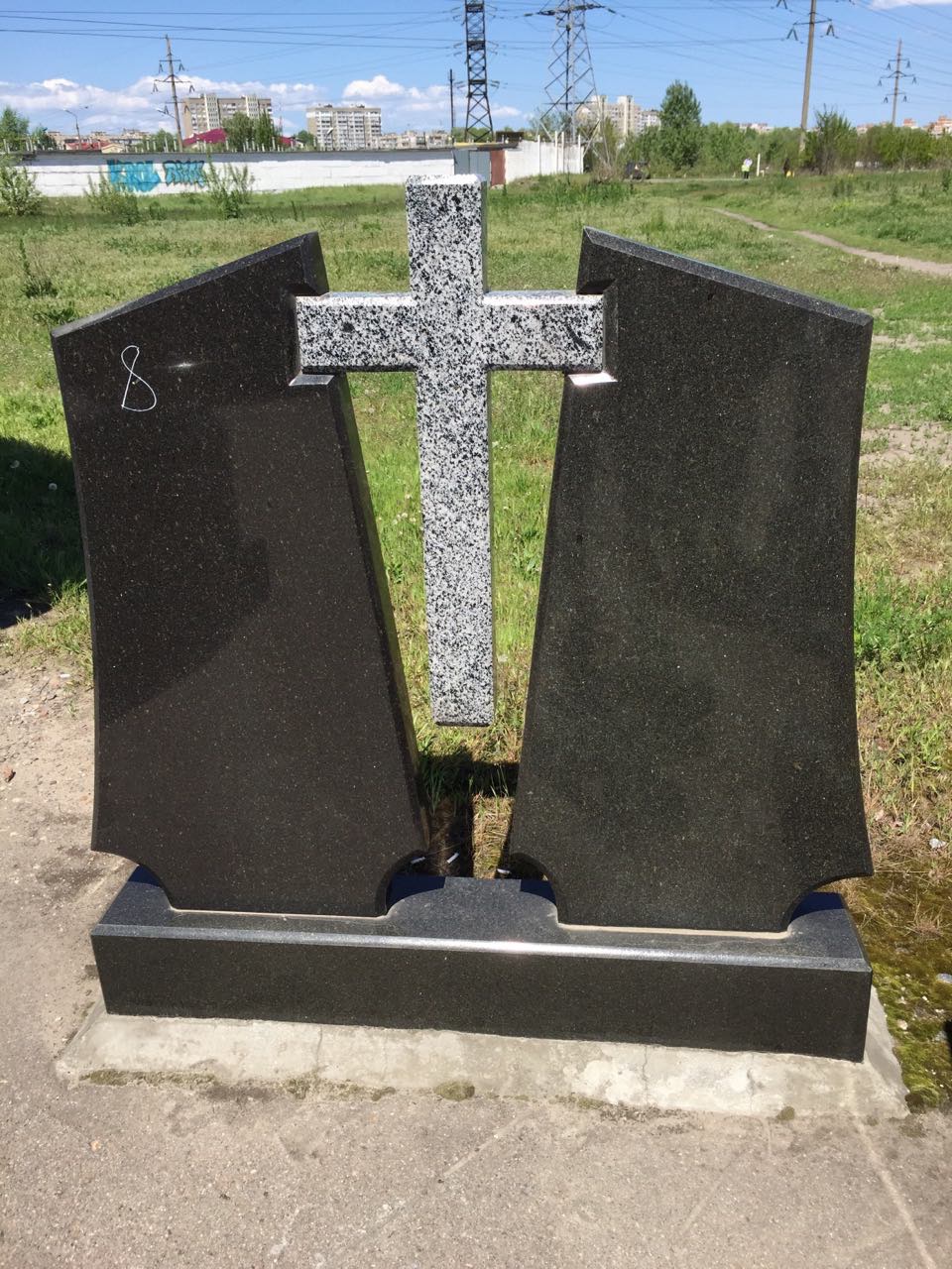двойной памятник с крестом.jpg