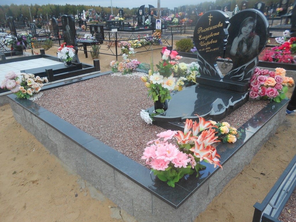памятник девушке.jpg