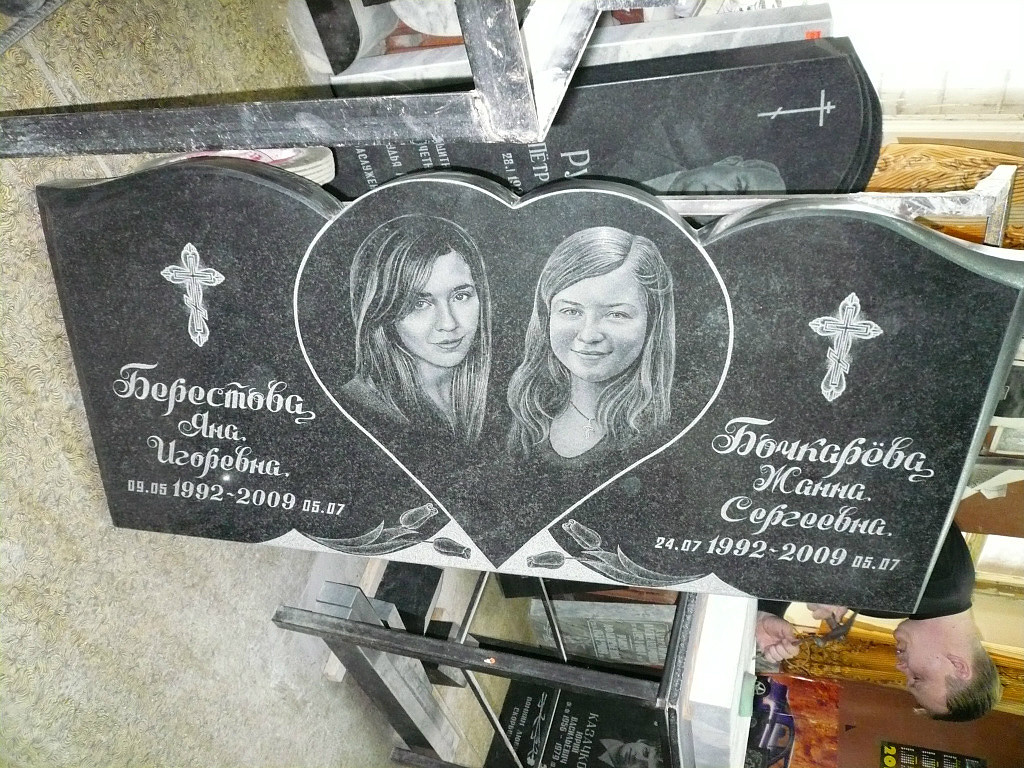 двойной памятник девочкам.jpg