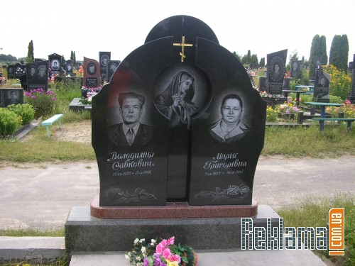 памятник на двух с святой.jpg