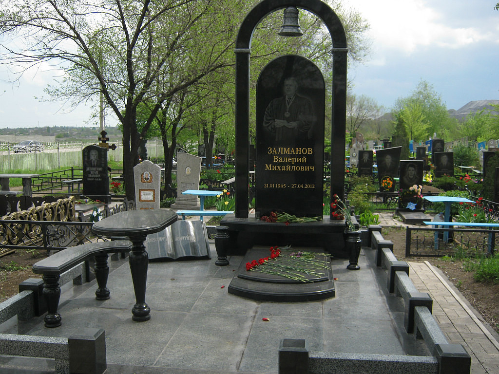 памятник по профессии.jpg