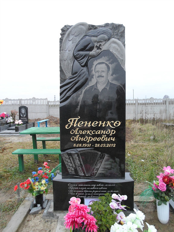 памятник с баяном.jpg