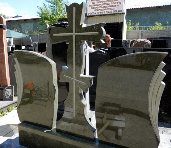 памятник с крестом.jpg
