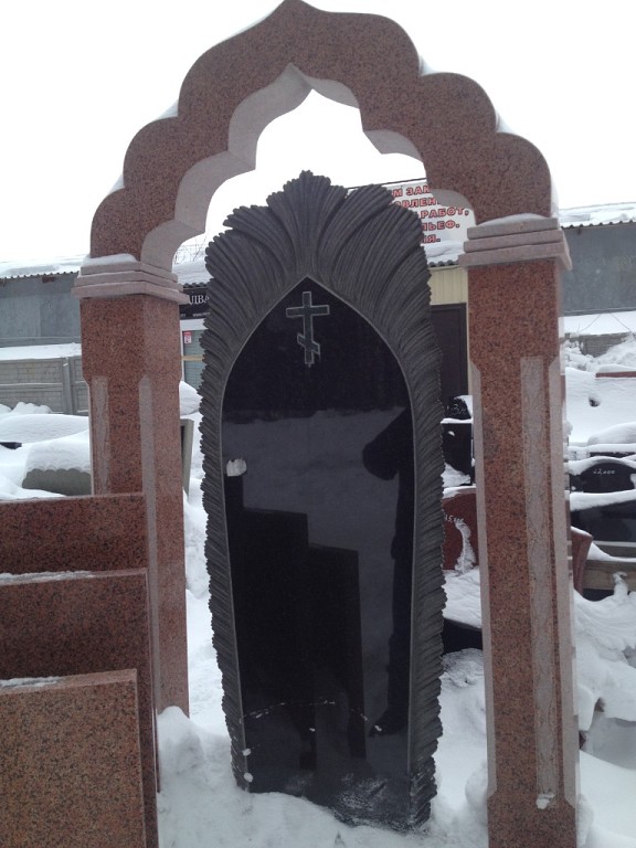 памятник с аркой.jpg