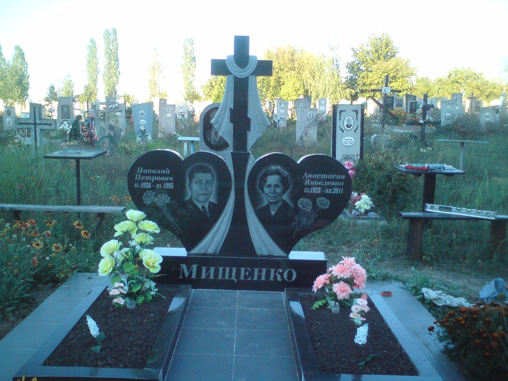 двойной памятник.jpg