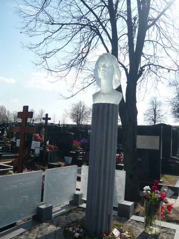 Памятник Любови Полищук 2.jpg