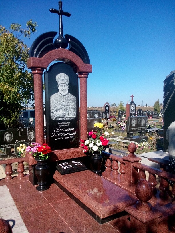 ритуальный комплекс из красного гранита  5.jpg