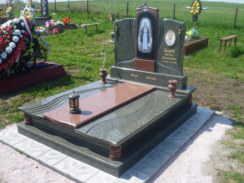 Памятник для двух с надгробием.jpg
