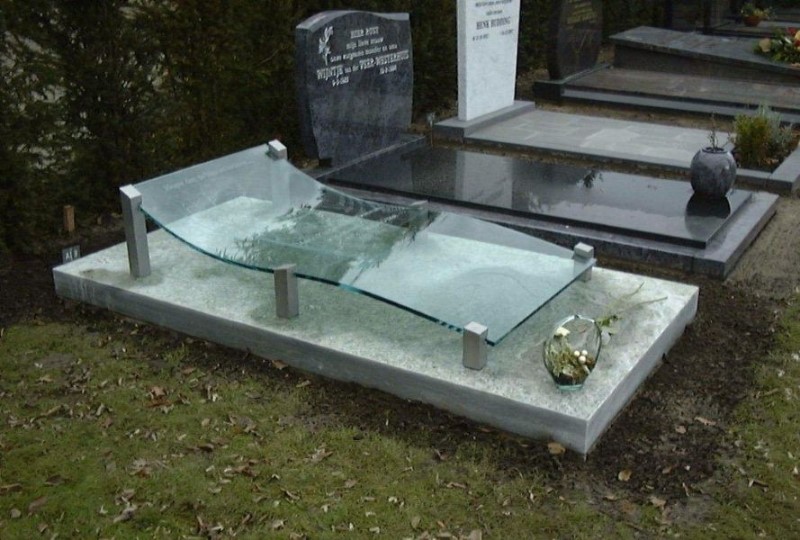 Памятники из стекла.jpg
