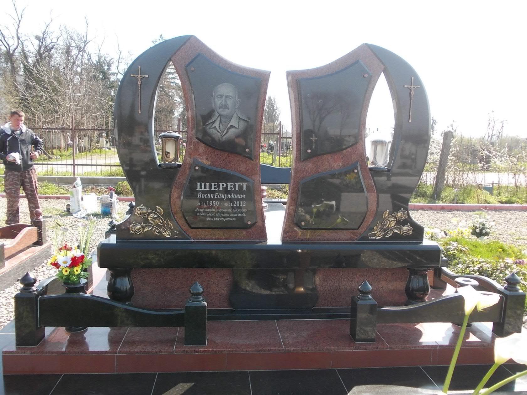 двойной памятник.jpg