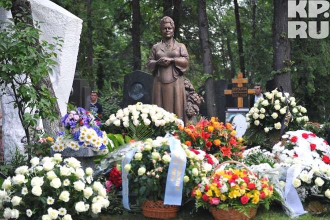 Памятник Людмиле Зыкиной.jpg