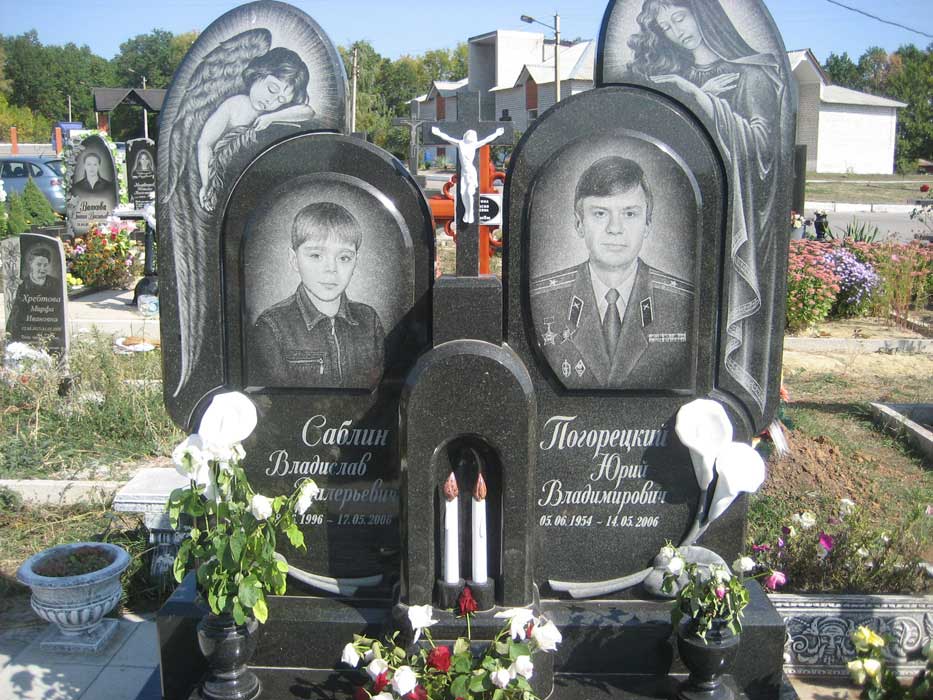 Ритуальный памятник  с святыми.jpg