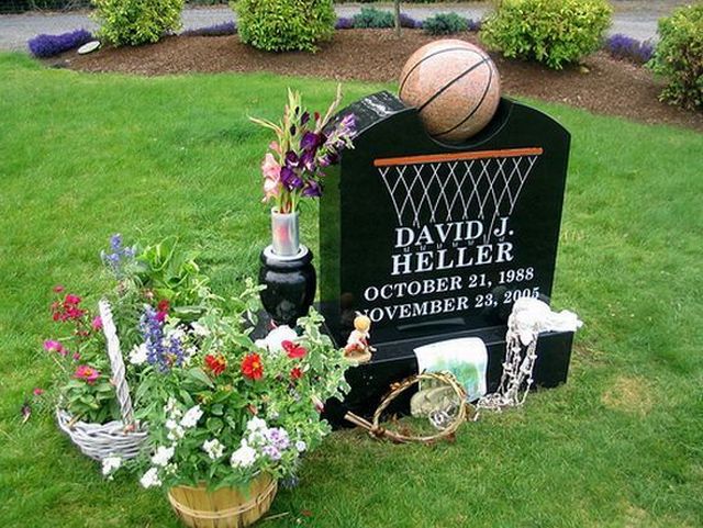 basketball Памятник в форме баскетбольного мяча и корзины.jpg