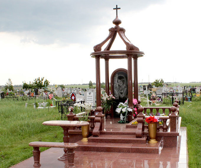памятник с каплычкой.jpg