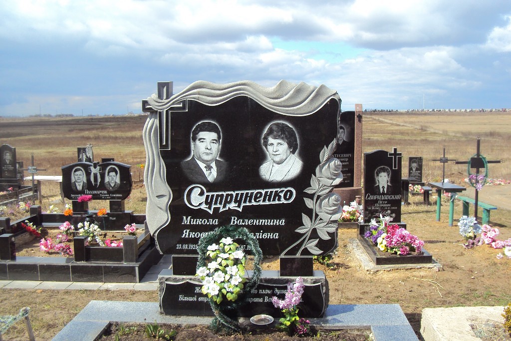 двойной памятник.jpg