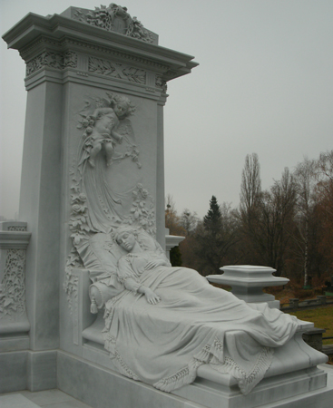 памятник из белого мрамора.jpg