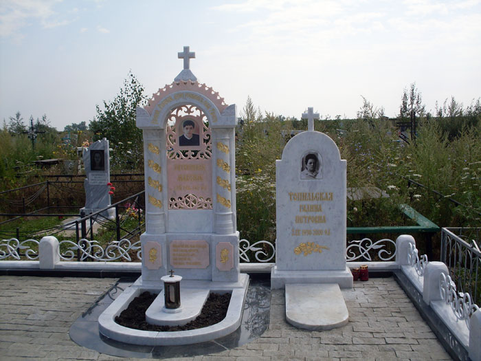 мрамолрный памятник.jpg